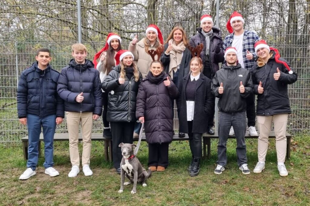 Foto: Privat; Die Auszubildenden beim Besuch im Tierheim Wiesbaden.