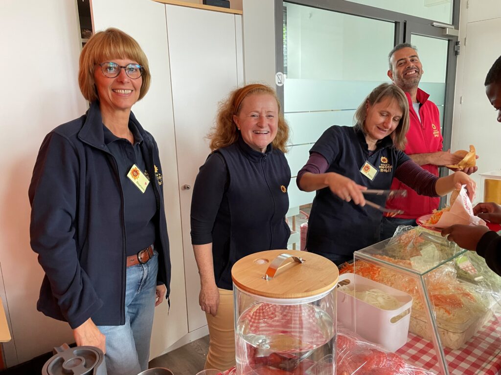 Ehrenamtliche teilen Essen aus