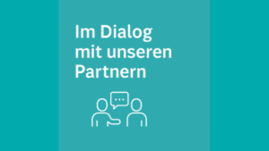 Text "Im Dialog mit unseren Partnern" mit Piktogramm von zwei sich unterhaltenden Menschen