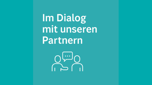 Text "Im Dialog mit unseren Partnern" mit Piktogramm von zwei sich unterhaltenden Menschen