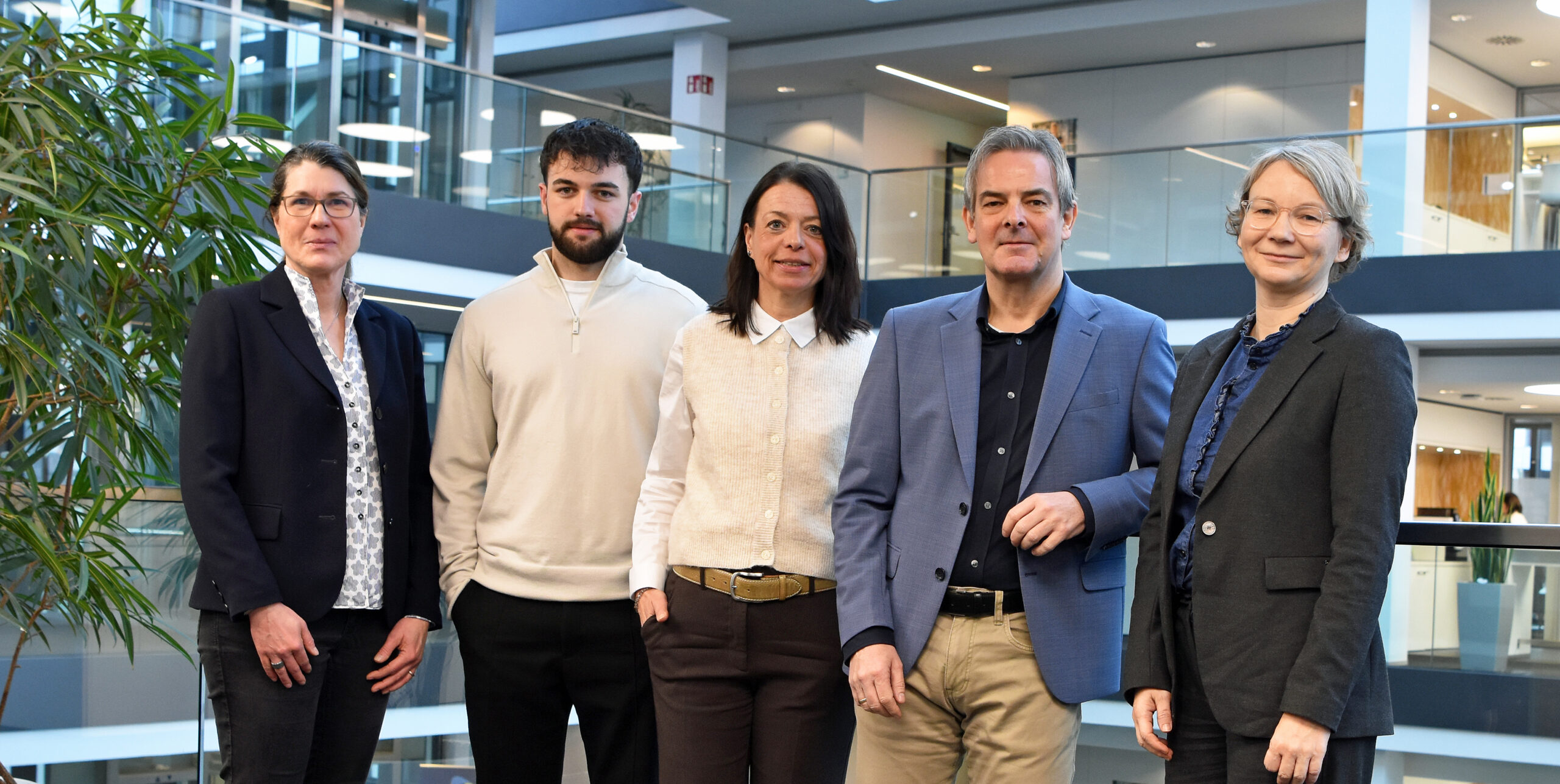 Gruppenfoto der R+V STIFTUNG (v.l.n.r.): Kati Eggert, Mika Streck, Corinna Öller, Dr. Ralph Glodek, Julia Hintze