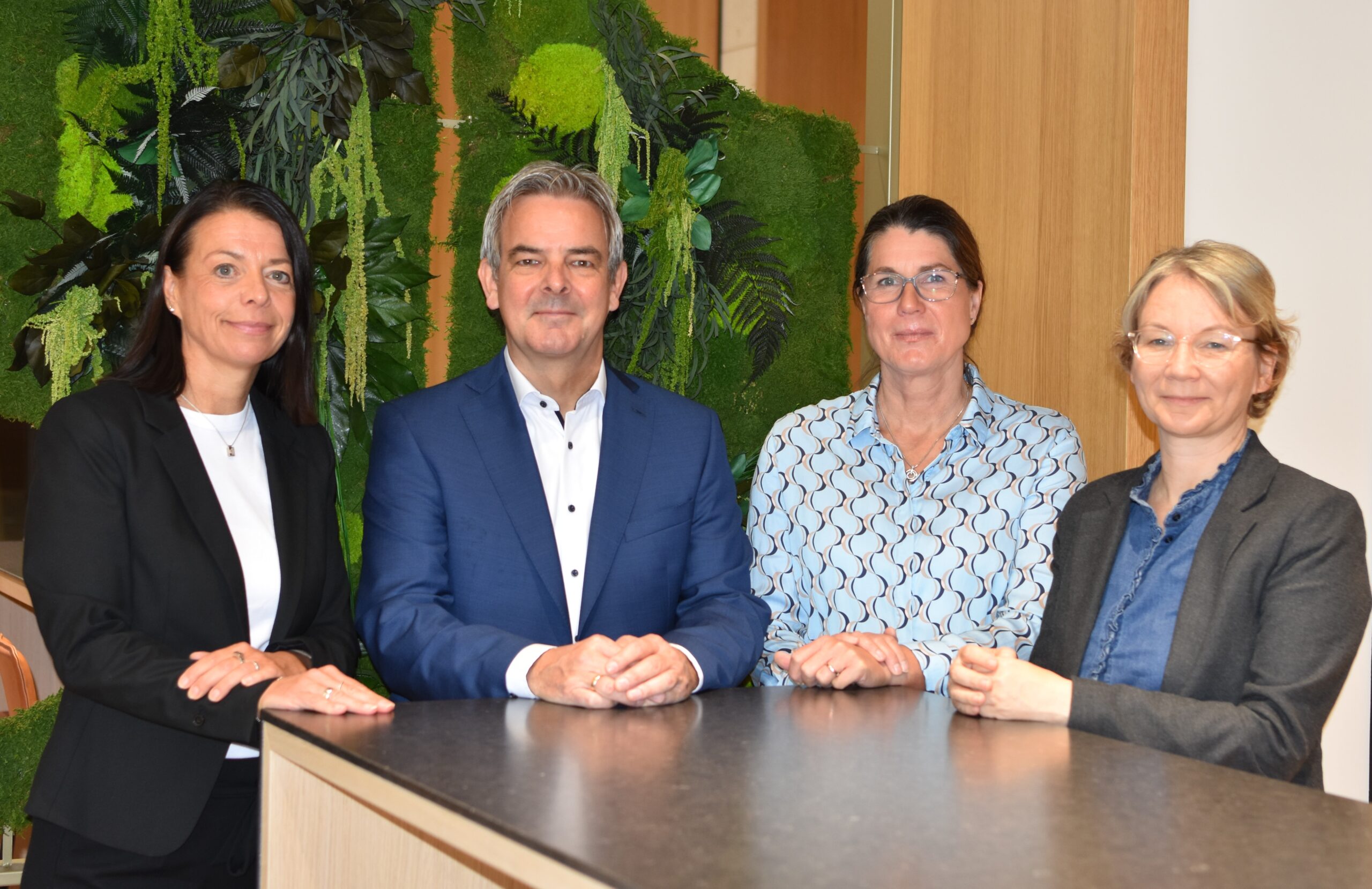 Das Team der R+V STIFTUNG (v.l.n.r.): Corinna Öller, Dr. Ralph Glodek, Kati Eggert und Julia Hintze/ Foto: Frank Senger, R+V